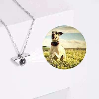 Collar Colgante Pirámide Dorada con Proyección de 100 Idiomas para Mujer - Image 14