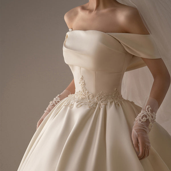 Vestido de Novia Retro Satinado con Hombros Descubiertos y Cola Elegante