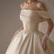 Vestido de Novia Retro Satinado con Hombros Descubiertos y Cola Elegante