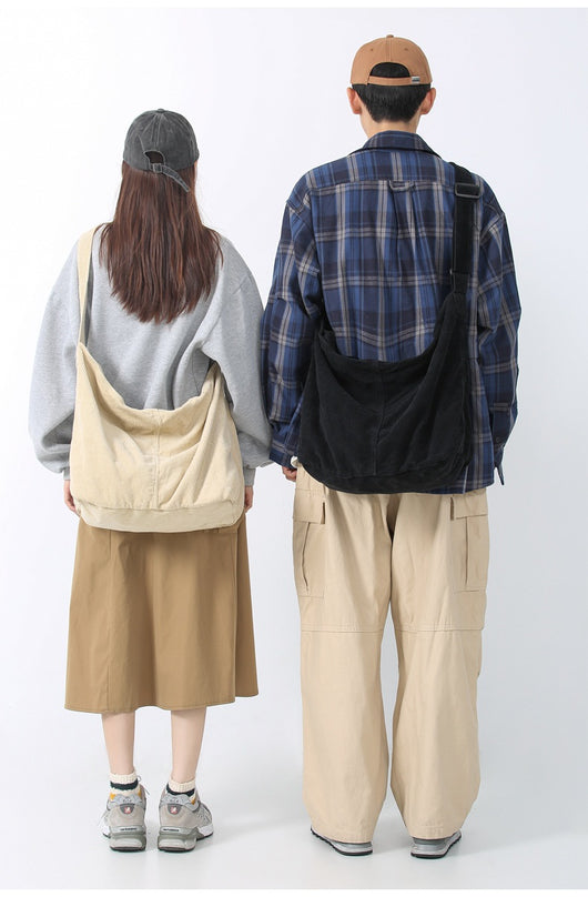 Bolsa Bandolera de Pana Espaciosa Minimalista y Casual - Image 13