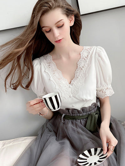 Blusa de Encaje Calado con Escote en V - Image 4