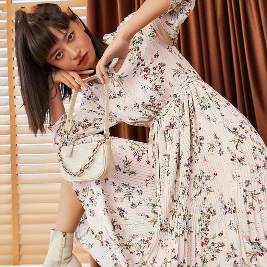 Vestido Plisado Floral A-Line con Cintura Ajustada en Gasa