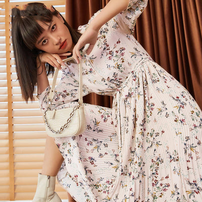 Vestido Plisado Floral A-Line con Cintura Ajustada en Gasa