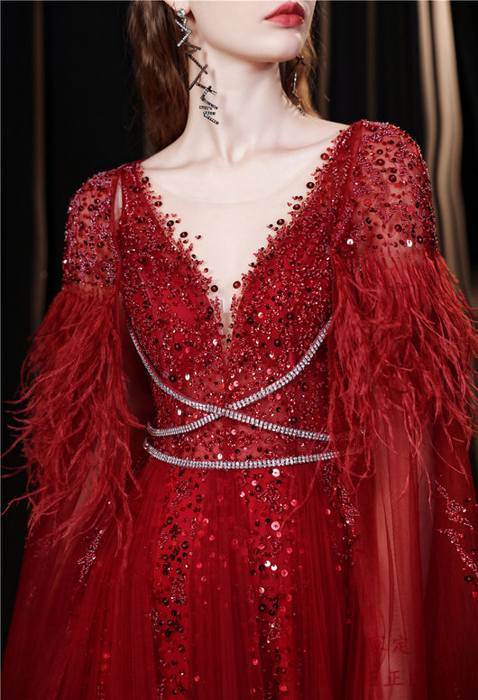 Vestido de Noche Elegante con Capa de Plumas Dos Piezas - Image 17