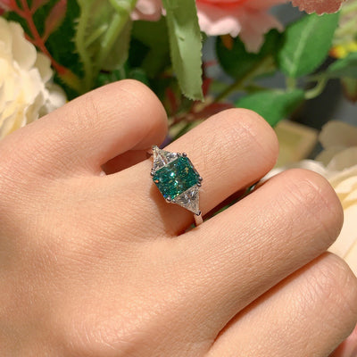 Anillo de Moissanita Triangular Azul Verde con Baño de Oro 18K en Plata - Image 10
