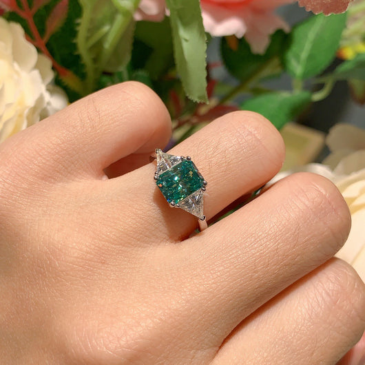 Anillo de Moissanita Triangular Azul Verde con Baño de Oro 18K en Plata - Image 10