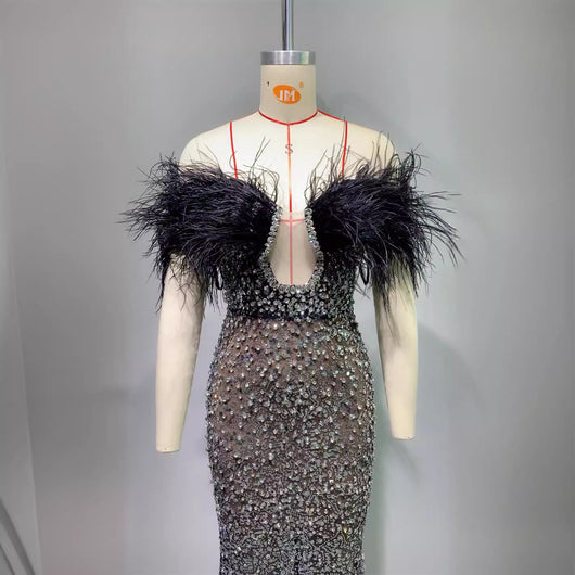 Vestido Tubo Elegante con Plumas, Pedrería y Lentejuelas Escote V - Image 3