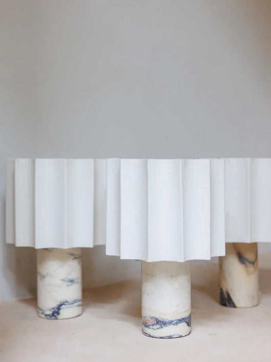 Lámpara de Mesa Minimalista con Pantalla Plisada en Mármol - Image 9