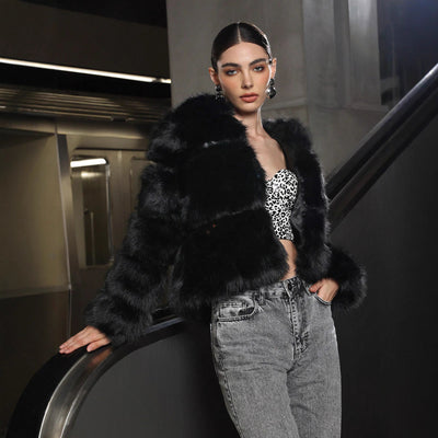 Chaqueta Corta de Pelaje Sintético Negro con Capucha - Image 3