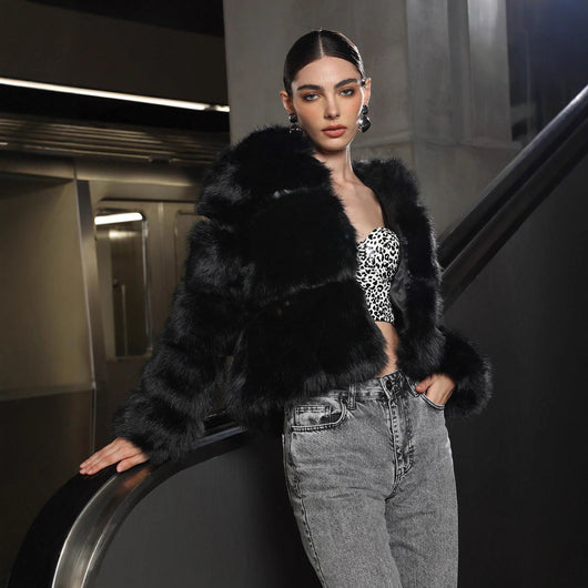 Chaqueta Corta de Pelaje Sintético Negro con Capucha - Image 3