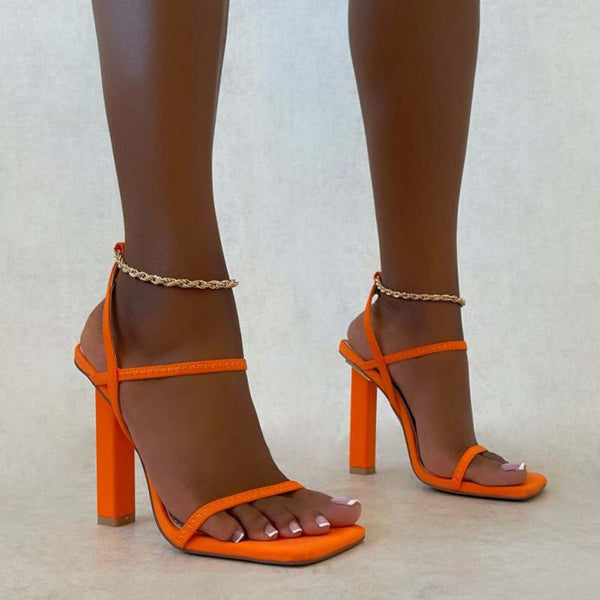 Sandalias de Tacón Cuadrado con Tira Fina y Detalles en Cadena