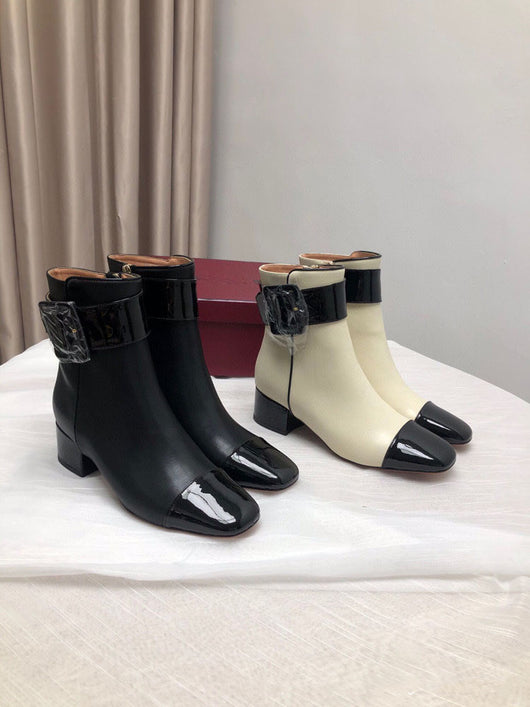Botas Tobilleras de Cuero con Cierre Lateral y Detalles Combinados