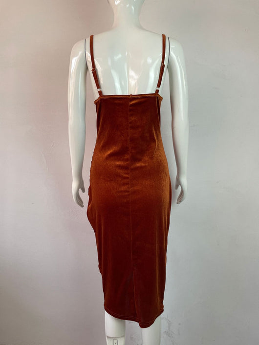 Vestido Velvet con Abertura Plisado y Tirantes Ajustables - Image 9