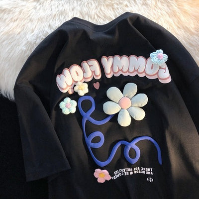 Playera Estampada con Letras Florales y Espuma