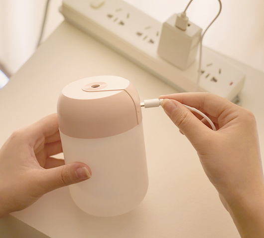 White cylindrical mini humidifier with a soft yellow glow, suitable for air moisturizing and aromatherapy, USB powered. - Image 11