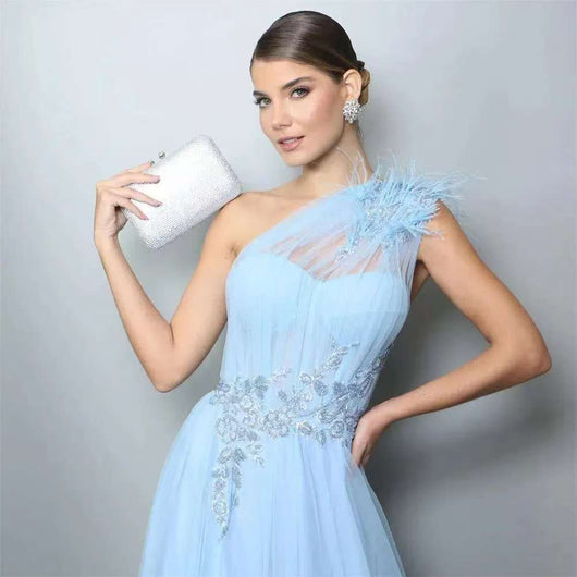 Vestido de Novia Azul Asimétrico con Detalles de Plumas - Image 9