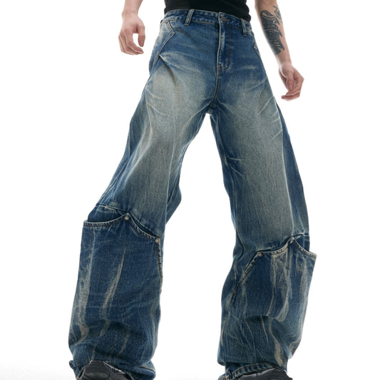 Jeans Vintage Azul Desteñido con Patrón Geométrico y Corte Curvo