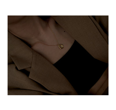 Collar Cadena Hueso de Serpiente Oro con Dije Redondo Irregular para Mujer - Image 10