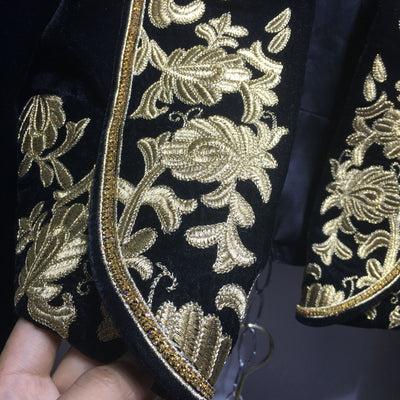 Abrigo Corto Negro Estilo Court con Flores Bordadas - Image 3