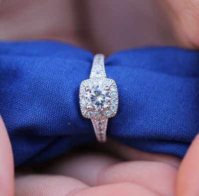 Anillo de Compromiso Clásico con Circonita de Cuatro Puntas - Joyería Elegante para Mujer - Image 4
