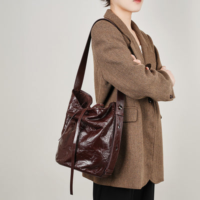 Bolso Bucket de Cuero con Patrón Texturizado y Asa Cruzada