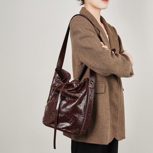 Bolso Bucket de Cuero con Patrón Texturizado y Asa Cruzada
