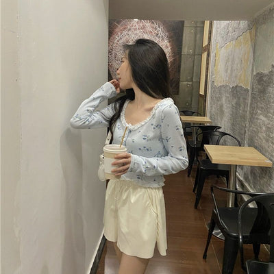 Blusa Floral con Encaje y Botones Delanteros - Image 12