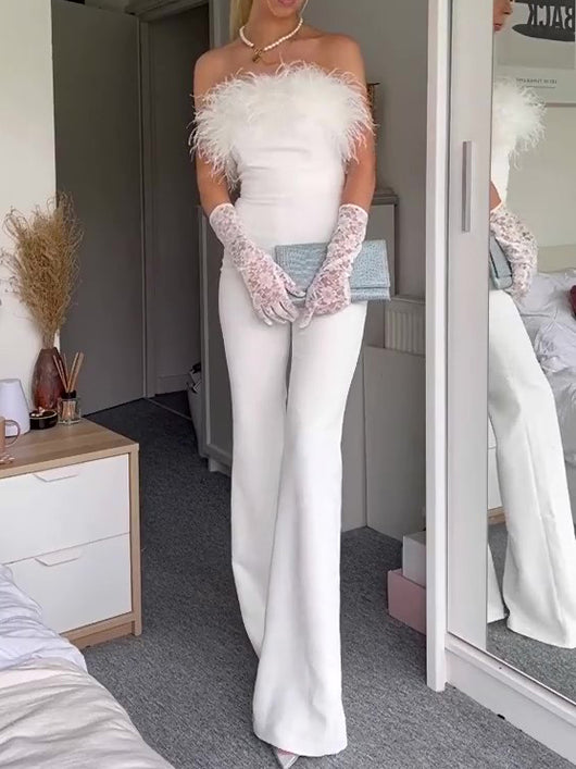 Jumpsuit Blanco Elegante con Hombros Descubiertos y Detalles en Plumas - Image 4