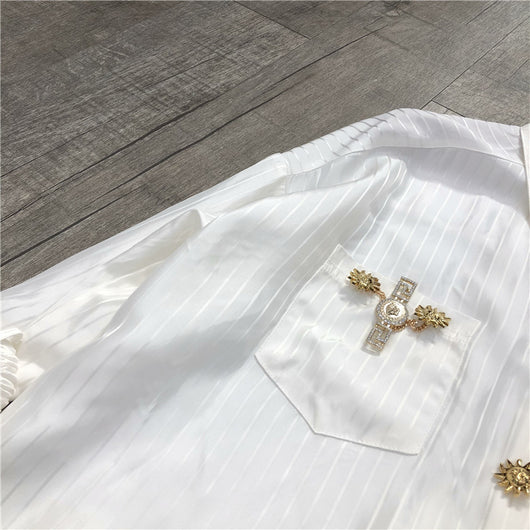Blusa Blanca con Rayas y Logo Dorado en Acetato Imitación - Image 15