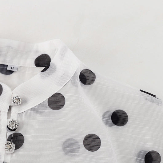 Blusa Elegante con Cuello Alto, Encaje y Lunares - Image 12