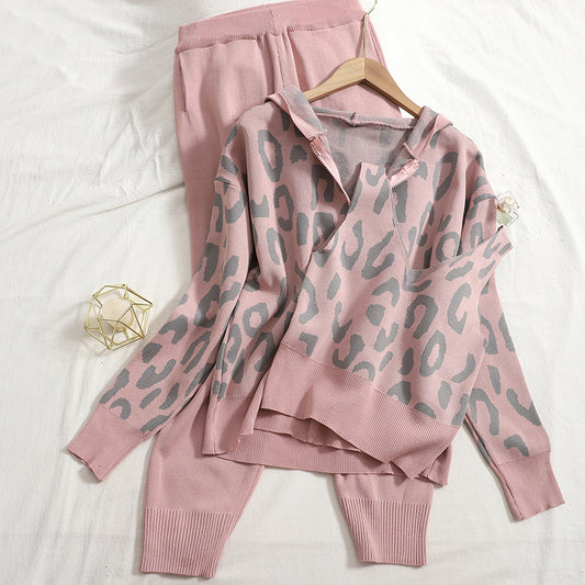 Conjunto Tres Piezas Estampado Leopardo con Chaleco y Cardigan con Capucha - Image 2
