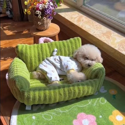 Nido Sofá Rayado para Mascotas - Cómodo y Adorable
