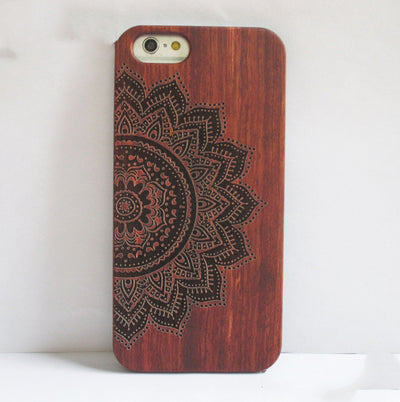Funda para móvil con tallado en madera artesanal
