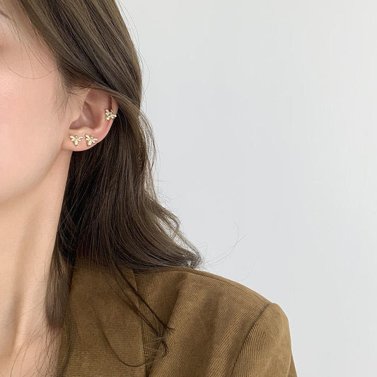 Aretes Micro Abeja Dorada con Incrustaciones Delicadas