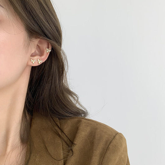 Aretes Micro Abeja Dorada con Incrustaciones Delicadas