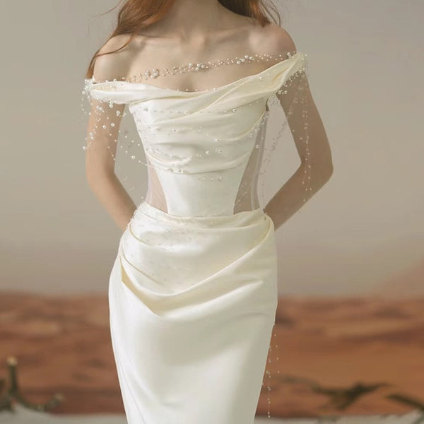 Vestido Satinado Blanco Elegante con Hombros Descubiertos y Corte Sirena