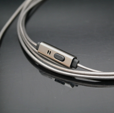 Auriculares Intrauriculares Metálicos con Cable Control y Micrófono Integrado - Image 5