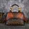 Bolso Crossbody de Cuero con Grabado Retro y Cierre Magnético