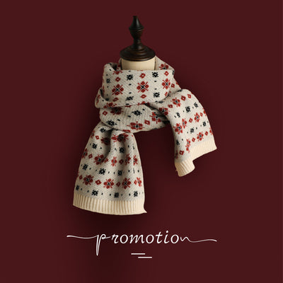 Bufanda Tejida Roja con Estampado de Reno y Copos de Nieve - Image 4