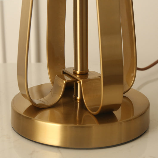 Lámpara de Mesa Nórdica Dorada - Image 4