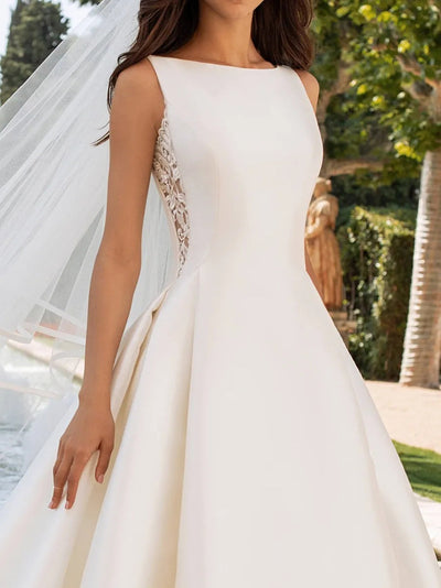 Vestido de Novia Elegante con Encaje Francés y Cola Satinada - Image 7