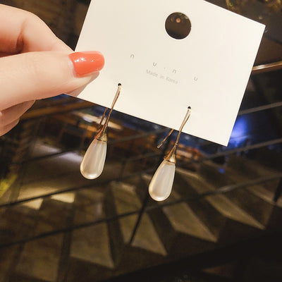 Aretes Minimalistas de Perla en Gota - Image 5