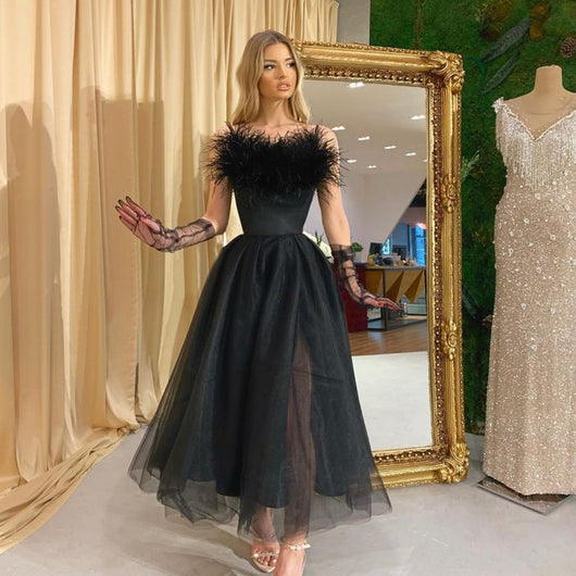 Vestido de Noche Elegante con Tirantes de Plumas y Tul - Colección Primavera Verano