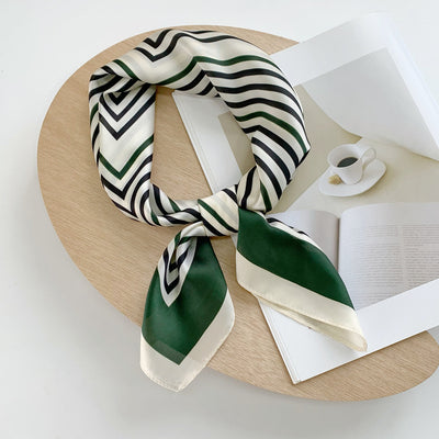 Pañuelo de Seda Estampado Cuadros Blanco y Negro para Mujer - Image 9