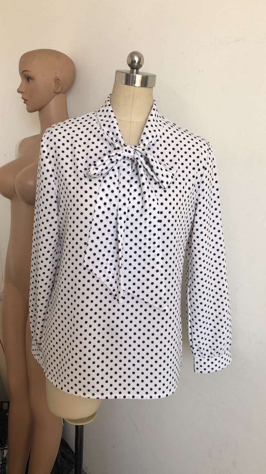 Blusa Femenina de Lunares con Cordones y Mangas Largas - Image 3