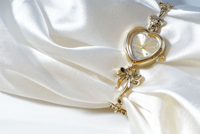Reloj Pulsera Retro en Forma de Corazón con Diseño de Lazo Dorado y Flores - Image 9