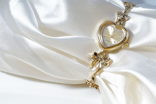 Reloj Pulsera Retro en Forma de Corazón con Diseño de Lazo Dorado y Flores - Image 9