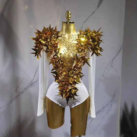 Jumpsuit Dorado con Hombreras Acolchadas y Estrella Tridimensional