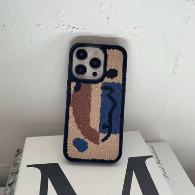 Funda iPhone Floral Invierno Coreana Bordada de Felpa Suave - Image 3