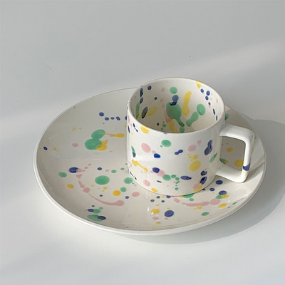 Taza de Café con Diseño de Salpicaduras de Colores Contrastantes - Image 7